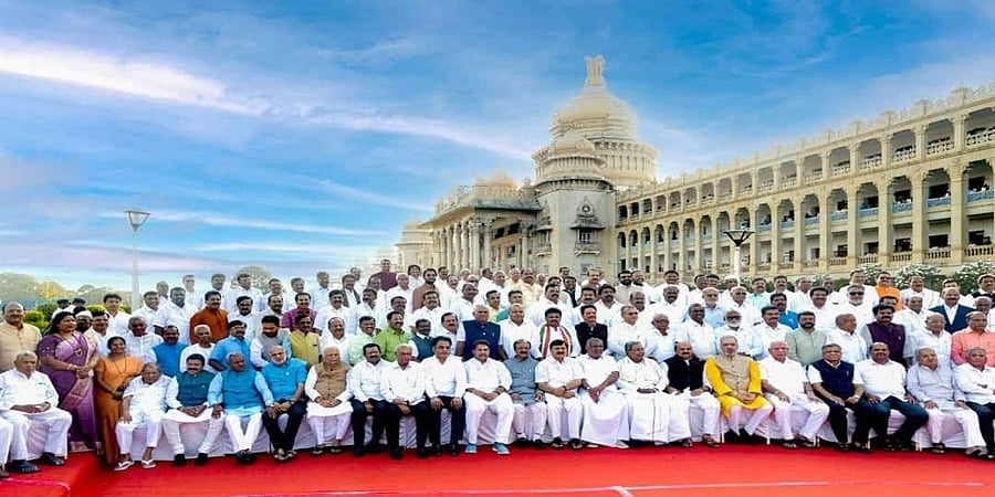 '15 ನೇ ವಿಧಾನಸಭೆ'ಯ ವಿಧಾನಸಭಾ ಸದಸ್ಯರ ಗ್ರೂಪ್ ಫೋಟೋ!