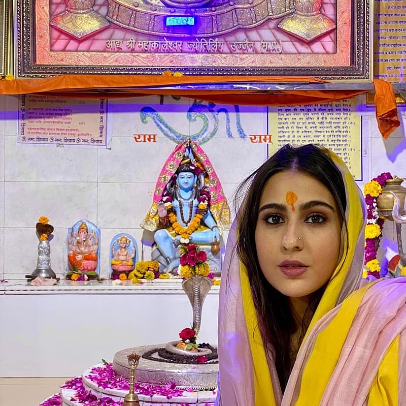 ಇತ್ತೀಚೆಗೆ ದೇಶದೆಲ್ಲೆಡೆ ಮಹಾಶಿವರಾತ್ರಿ ಹಬ್ಬವನ್ನು ವಿಜೃಂಭಣೆಯಿಂದ ಆಚರಿಸಲಾಯಿತು. ಅಂತಹ ಸಂದರ್ಭದಲ್ಲಿ ಈ ಸಾರಾ ಅಲಿ ಖಾನ್ ಸಹ ಕೂಡ ಭೋಲೆನಾಥ್ಗೆ ಭೇಟಿ ನೀಡಿದ್ದರು. ಆದರೆ ಇದು ಅವರ ಅನೇಕ ಮುಸ್ಲಿಂ ಅಭಿಮಾನಿಗಳನ್ನು ಕೆರಳಿಸಿದೆ. ಇದೇ ಕಾರಣಕ್ಕೆ ಸಾರಾ ಅಲಿ ಖಾನ್ ಟ್ರೋಲ್ ಆಗುತ್ತಿದ್ದಾರೆ.