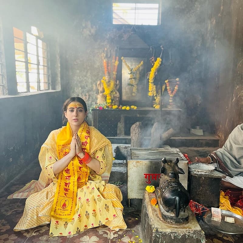 ಹಣೆಗೆ ಶ್ರೀಗಂಧವನ್ನು ಇಟ್ಟು ಮಹಾಶಿವರಾತ್ರಿಯ ಶುಭಾಷಯಗಳನ್ನು ತಿಳಿಸುತ್ತಾ ಸಾರಾ ತಮ್ಮ ಕೆಲವು ಫೋಟೋಗಳನ್ನು ಹಂಚಿಕೊಂಡಿದ್ದಾರೆ. ಈ ಚಿತ್ರಗಳಲ್ಲಿ, ಕೇದಾರನಾಥದಿಂದ ಸೋಮನಾಥದವರೆಗಿನ ದೇವಾಲಯಗಳಲ್ಲಿ ಸಾರವನ್ನು ಕಾಣಬಹುದು.