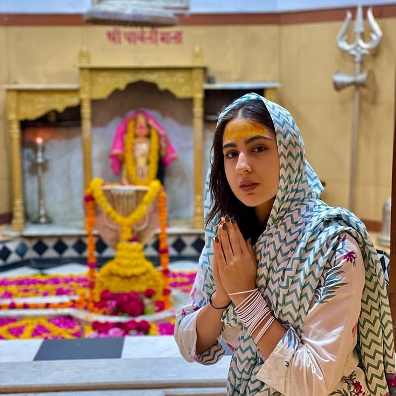 ಸಾರಾ ಸೈಫ್ ಅಲಿ ಖಾನ್ ಮತ್ತು ಅಮೃತಾ ಸಿಂಗ್ ಅವರ ಪುತ್ರಿ. ಅವನು ತಂದೆಯ ಕಡೆಯಿಂದ ಮುಸ್ಲಿಂ ಮತ್ತು ತಾಯಿಯ ಕಡೆಯಿಂದ ಹಿಂದೂ. ಅಂತಹ ಪರಿಸ್ಥಿತಿಯಲ್ಲಿ, ಅವಳು ಎರಡೂ ಧರ್ಮಗಳನ್ನು ಅನುಸರಿಸುತ್ತಾಳೆ. ಆದರೆ ಅವರನ್ನು ಈ ಗೆಟಪ್ನಲ್ಲಿ ನೋಡಿದ ಅವರ ಮುಸ್ಲಿಂ ಅಭಿಮಾನಿಗಳು ಕೋಪಗೊಂಡಿದ್ದಾರೆ.