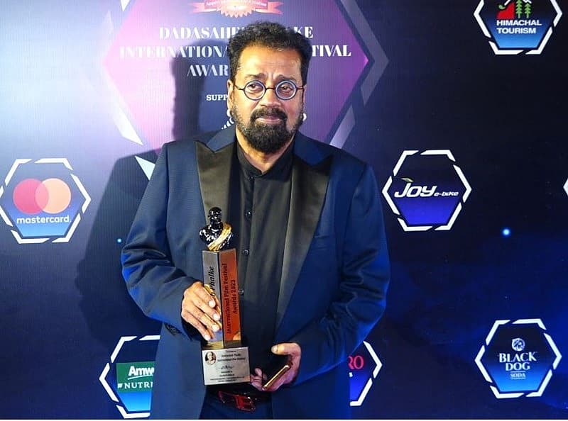 'ರೋಜಾ' ಗಾಯಕ ಟ್ರೋಫಿಯನ್ನು ಗೆದ್ದು ಹರಿಹರನ್ ನೀಲಿ ಸೂಟ್ ನಲ್ಲಿ ಬಂದು ಟ್ರೋಫಿ ಪಡೆದುಕೊಂಡರು.