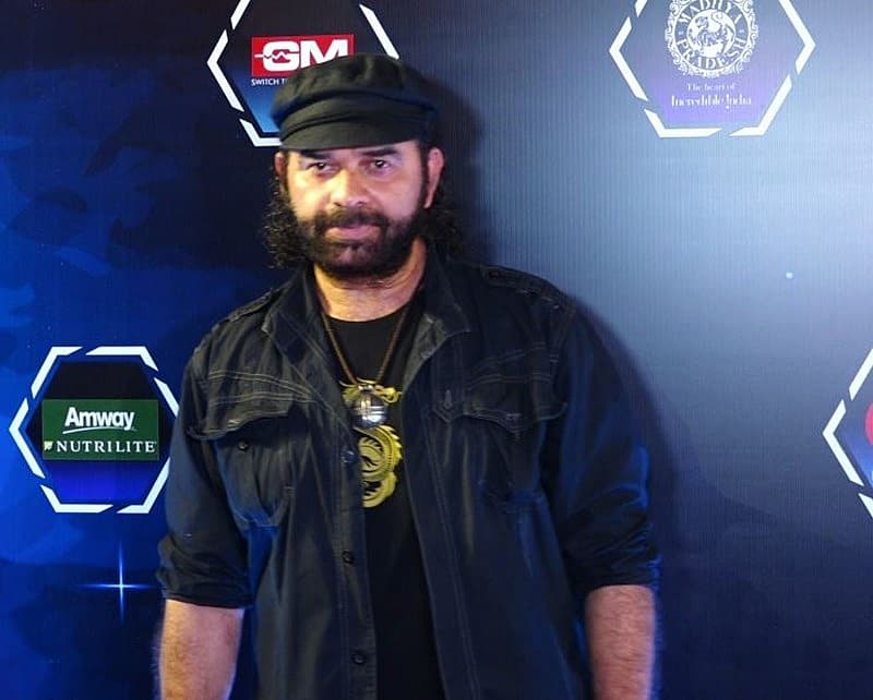 'ದೂಬಾ ದೂಬಾ' ಗಾಯಕ ಮೋಹಿತ್ ಚೌಹಾಣ್ ತನ್ನ ಸಿಗ್ನೇಚರ್ ಕ್ಯಾಪ್ ಅನ್ನು ಪ್ರದರ್ಶಿಸಿದರು.