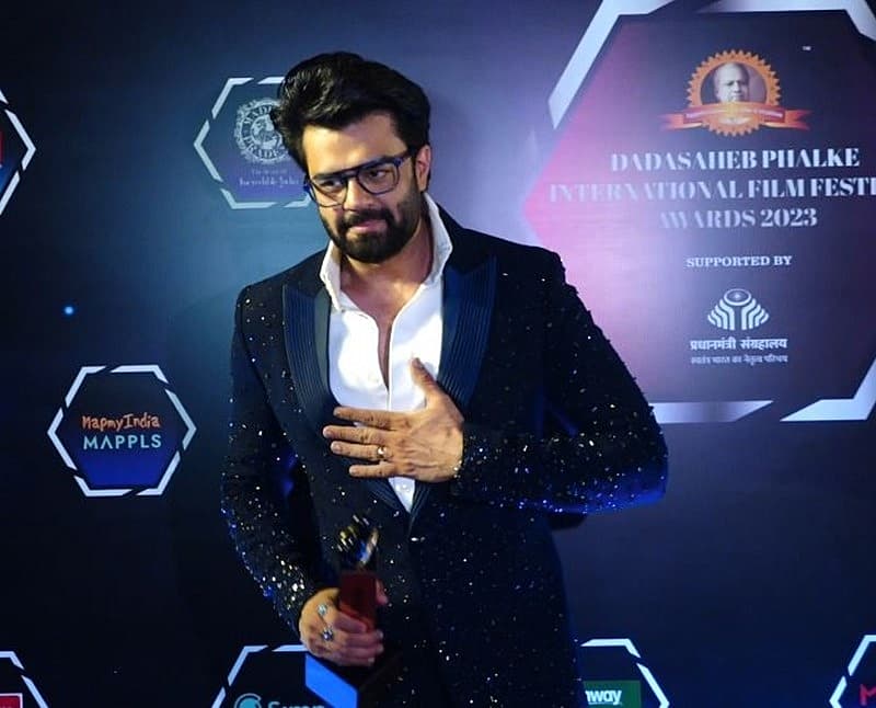'ಡಾಪರ್' ಮನೀಷ್ ಗೀಕಿ ಗ್ಲಾಸ್ ಜೊತೆಗೆ ಬ್ಲಿಂಗಿ ಜಾಕೆಟ್ ಧರಿಸಿದ ಮನೀಶ್ ಪಾಲ್