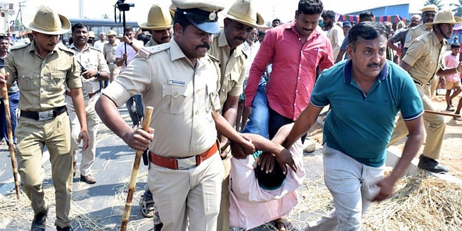 ಕೆಳಸೇತುವೆ ನಿರ್ಮಾಣಕ್ಕೆ ಒತ್ತಾಯ: ಮೈಸೂರು-ಬೆಂಗಳೂರು ಎಕ್ಸ್‌ಪ್ರೆಸ್ ಹೆದ್ದಾರಿ ತಡೆದು ಪ್ರತಿಭಟನೆ; ಪೋಲೀಸರಿಂದ ಲಘು ಲಾಠಿ ಪ್ರಹಾರ