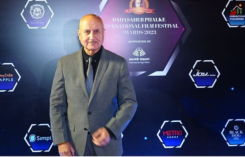 'ಕಾಶ್ಮೀರ್ ಫೈಲ್ಸ್' ಅನುಪಮ್ ಖೇರ್ ಕ್ಲಾಸಿ ಗ್ರೇ ಸೂಟ್ ಧರಿಸಿದ್ದರು.