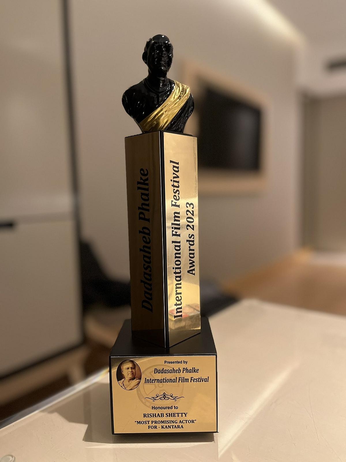 'ನನ್ನನ್ನು ನಂಬಿ ಅವಕಾಶ ಕೊಟ್ಟಿದ ಹೊಂಬಾಳೆ ಫಿಲ್ಮ್ ಮತ್ತು ವಿಜಯ್ ಕಿರಗಂದೂರು ಸರ್ ಅವರಿಗೆ ಋಣಿಯಾಗಿರುವೆ. ನಿಮ್ಮ ಜೊತೆ ಕೈ ಜೋಡಿಸಿ ಹೆಚ್ಚು ಸಿನಿಮಾ ಮಾಡಲು ಕಾಯುತ್ತಿರುವೆ' ಎಂದು ಹೇಳಿದ್ದಾರೆ.