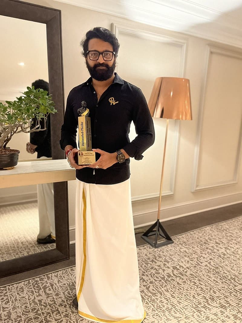 ಕಾಂತಾರ ಚಿತ್ರವನ್ನು ನಿರ್ದೇಶಿಸಿ ನಟಿಸಿ ಡಿವೈನ್ ಸ್ಟಾರ್ ಎಂದು ಅಭಿಮಾನಿಗಳಿಂದ ಪ್ರೀತಿಯ ಬಿರುದು ಪಡೆದಿರುವ ರಿಷಬ್ ಶೆಟ್ಟಿ ದಾದಾ ಸಾಹೇಬ್ ಫಾಲ್ಕೆ ಪ್ರಶಸ್ತಿ ಪಡೆದಿದ್ದಾರೆ.