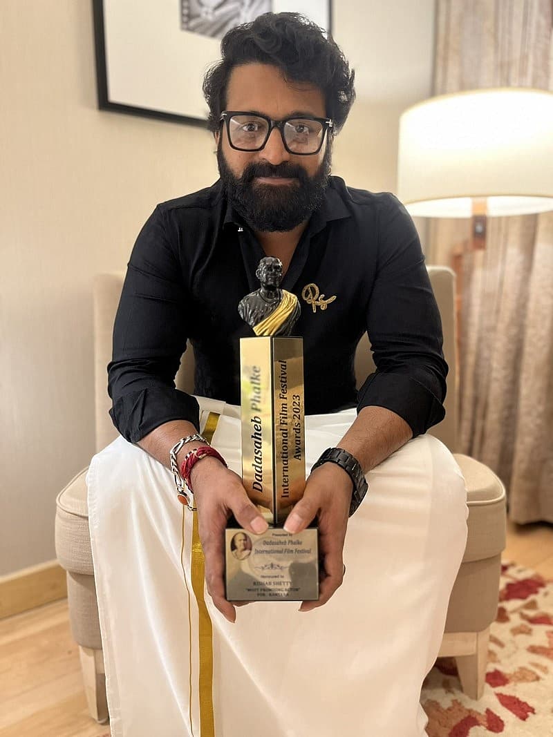 'ಈ ಪ್ರೀತಿ, ಪುರಸ್ಕಾರಕ್ಕೆ ನಾನು ಸದಾ ಚಿರಋಣಿ. ದಾದಾಸಾಹೇಬ್ ಫಾಲ್ಕೆ ಪ್ರಶಸ್ತಿ ಸಿಕ್ಕಿರುವುದು ನನಗೆ ಇನ್ನಷ್ಟು ಸಿನೆಮಾ ಮಾಡುವ,ನನ್ನ ಜವಾಬ್ದಾರಿಯನ್ನು ಹೆಚ್ಚಿಸಿದೆ' ಎಂದು ರಿಷಬ್ ಶೆಟ್ಟಿ ಬರೆದುಕೊಂಡಿದ್ದಾರೆ.
