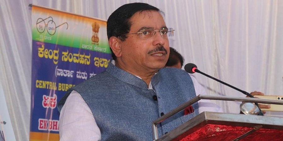 ಹುಬ್ಬಳ್ಳಿ: ಕುಮಾರಸ್ವಾಮಿ ಮೊದಲು ಕುಟುಂಬ ನಿಭಾಯಿಸಲಿ, ಆಮೇಲೆ ರಾಜ್ಯ ಆಳಲು ಬರಲಿ- ಜೋಶಿ ವ್ಯಂಗ್ಯ