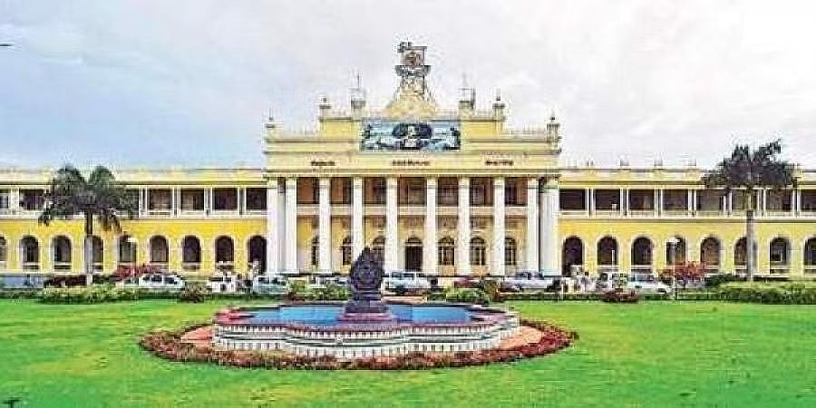 ಕೆಎಸ್‌ಒಯು ಹಗರಣ: ರಾಜ್ಯಪಾಲರಿಂದ ಆದೇಶ ಬಂದರೂ ತನಿಖೆಗೆ ಒಪ್ಪಿಸಲು ಮೀನಾಮೇಷ ಎಣಿಸುತ್ತಿರುವ ರಾಜ್ಯ ಸರ್ಕಾರ!