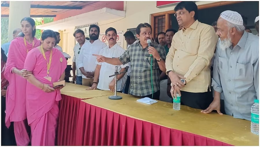ವಿಧಾನಸಭೆ ಚುನಾವಣೆ ಗೆಲ್ಲಲು ಸರ್ಕಸ್: ಆಶಾ ಕಾರ್ಯಕರ್ತೆಯರಿಗೆ ಸೌದಿ ರಿಯಾಲ್ಸ್‌ ವಿತರಿಸಿದ ಶಾಸಕ ಜಮೀರ್​ ಅಹ್ಮದ್