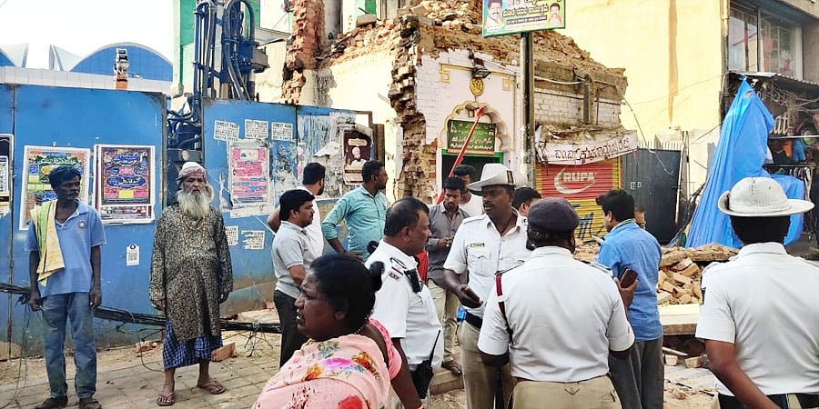 ಬೆಂಗಳೂರು: ಅವೆನ್ಯೂ ರಸ್ತೆಯಲ್ಲಿ ದರ್ಗಾ ಕುಸಿತ; ಓರ್ವ ಸಾವು, ಇಬ್ಬರಿಗೆ ಗಂಭೀರ ಗಾಯ