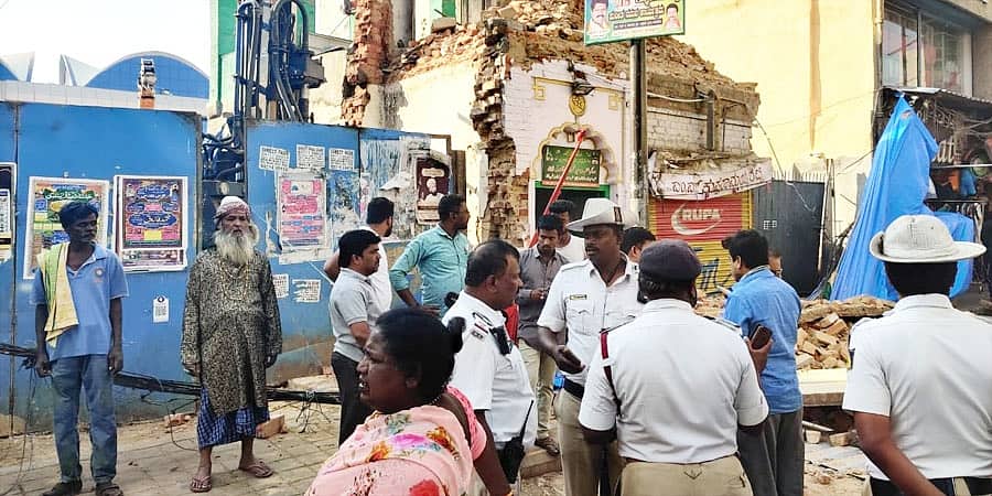 ಬೆಂಗಳೂರು: ಅವೆನ್ಯೂ ರಸ್ತೆಯಲ್ಲಿ ದರ್ಗಾ ಕುಸಿತ; ಓರ್ವ ಸಾವು, ಇಬ್ಬರಿಗೆ ಗಂಭೀರ ಗಾಯ