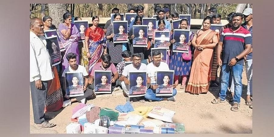 ರೋಹಿಣಿ ಸಿಂಧೂರಿ ಮೈಸೂರು ಡಿಸಿಯಾಗಿದ್ದಾಗ ವಸ್ತುಗಳು ಕಾಣೆಯಾದ ಆರೋಪ: ಐಎಎಸ್ ಅಧಿಕಾರಿ ಅಭಿಮಾನಿಗಳಿಂದ ಪ್ರತಿಭಟನೆ