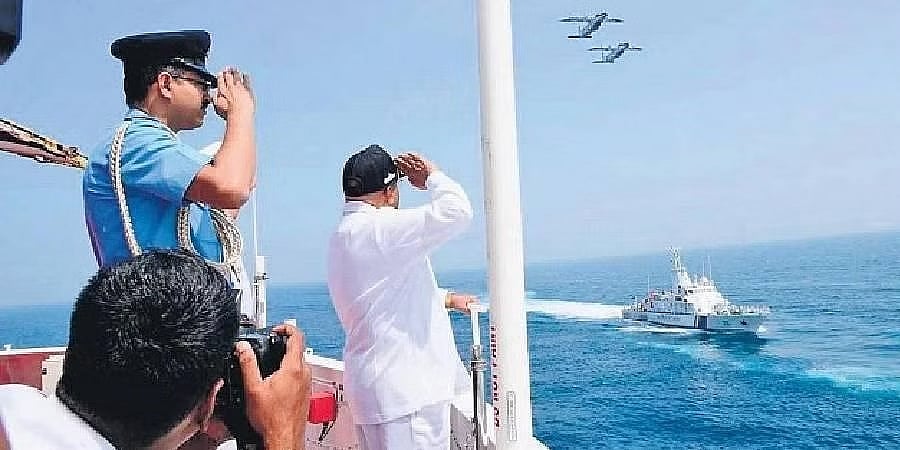 ಮಂಗಳೂರು: ಆಳ ಸಮುದ್ರದಲ್ಲಿ ಕೋಸ್ಟ್ ಗಾರ್ಡ್ ಅಣಕು ಪ್ರದರ್ಶನ