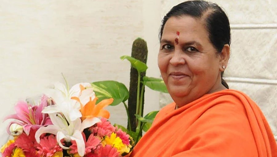 ಹಸುಗಳಿಗೆ ಹುಲ್ಲು ತಿನ್ನಿಸಿ, ಮದ್ಯಪಾನ ಬದಲು ಹಾಲು ಕುಡಿಯಿರಿ: ಮದ್ಯದಂಗಡಿ ಮುಂದೆ ಬೀಡಾಡಿ ದನಗಳನ್ನು ಕಟ್ಟಿ ಉಮಾ ಭಾರತಿ ಪ್ರತಿಭಟನೆ
