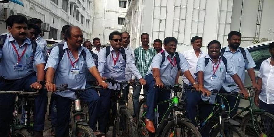 ಪುದುಚೇರಿ: ಶಾಲಾ ಸಮವಸ್ತ್ರದಲ್ಲಿ ಸದನಕ್ಕೆ ಬಂದ ಡಿಎಂಕೆ ಶಾಸಕರು, ಸರ್ಕಾರದ ವಿರುದ್ಧ ಪ್ರತಿಭಟನೆ
