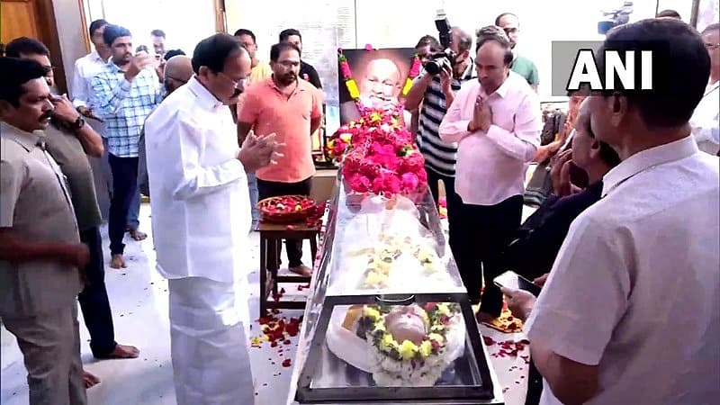 ವಯೋಸಹಜ ಕಾಯಿಲೆಯಿಂದ ಅಸುನೀಗಿದ ಅವರ ಪಾರ್ಥಿವ ಶರೀರಕ್ಕೆ ಅಂತಿಮ ನಮನ ಸಲ್ಲಿಸಲು ಇಂದು ತೆಲುಗು ಸೇರಿದಂತೆ ದಕ್ಷಿಣ ಭಾರತ ಚಿತ್ರರಂಗದ ಹಲವರು ನಿವಾಸಕ್ಕೆ ತೆರಳಿದರು.  ಸ್ವರಾಭಿಷೇಕಂ, ಠಾಗೂರ್, ಅತಡು, ಸೇರಿದಂತೆ ಹಲವು ಸಿನಿಮಾಗಳಲ್ಲಿ ನಟಿಸಿದ್ದ ವಿಶ್ವನಾಥ್ ನಿರ್ದೇಶಕರಾಗಿ ಅಷ್ಟೇ ಅಲ್ಲದೇ ನಟರಾಗಿ, ಚಿತ್ರಕಥೆಗಾರ