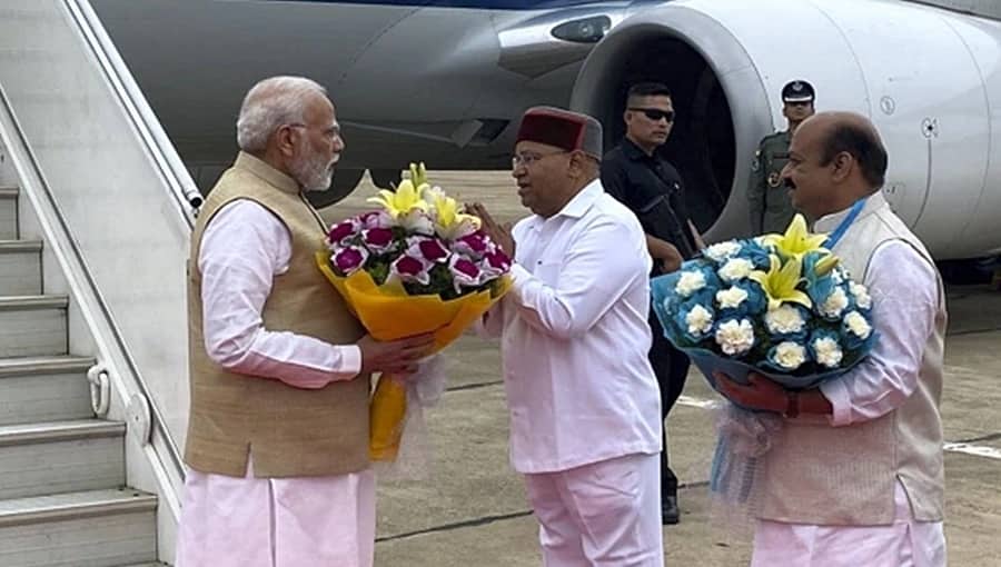ಬೆಂಗಳೂರಿಗೆ ಬಂದಿಳಿದ ಪ್ರಧಾನಿ ಮೋದಿ: ಸ್ವಾಗತ ಕೋರಿದ ರಾಜ್ಯಪಾಲ ಗೆಹ್ಲೋಟ್, ಸಿಎಂ ಬೊಮ್ಮಾಯಿ
