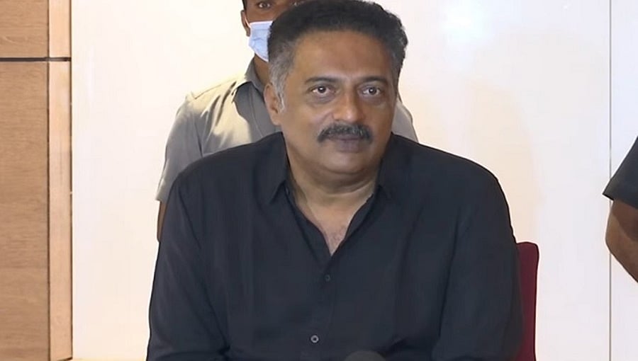ಮೂರ್ಖರು, ಮತಾಂಧರು ಬೊಗಳುತ್ತಾರೆ, ಕಚ್ಚುವುದಿಲ್ಲ: ಪಠಾಣ್ ಸಿನಿಮಾ ವಿರೋಧಿಗಳ ಬಗ್ಗೆ ಪ್ರಕಾಶ್ ರಾಜ್ ಟೀಕೆ