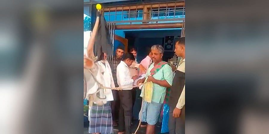 ಅಧಿಕಾರಿಗಳ ಹಣದಾಹಕ್ಕೆ ಬೇಸ್ತು; ಲಂಚ ನೀಡಲು ಹಣವಿಲ್ಲದೆ ದುಡಿಮೆಯ ಎತ್ತನ್ನೇ ಕೊಡಲು ಪುರಸಭೆಗೆ ತಂದ ಹಾವೇರಿ ರೈತ!