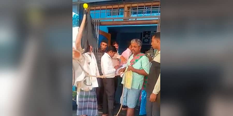ಅಧಿಕಾರಿಗಳ ಹಣದಾಹಕ್ಕೆ ಬೇಸ್ತು; ಲಂಚ ನೀಡಲು ಹಣವಿಲ್ಲದೆ ದುಡಿಮೆಯ ಎತ್ತನ್ನೇ ಕೊಡಲು ಪುರಸಭೆಗೆ ತಂದ ಹಾವೇರಿ ರೈತ!