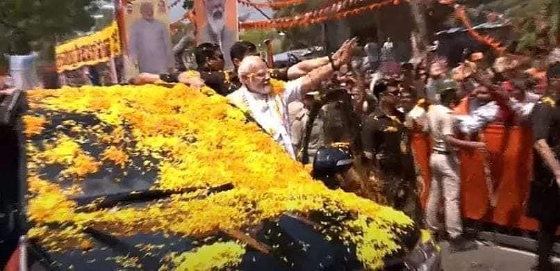 ರಸ್ತೆಯ ಬದಿಯಲ್ಲಿ ನೆರೆದಿದ್ದ ಜನಸ್ತೋಮ ಪ್ರಧಾನಿ ಮೋದಿ ಅವರನ್ನು ಪುಷ್ಪವೃಷ್ಟಿ ಮೂಲಕ ಸ್ವಾಗತಿಸಿದರು.