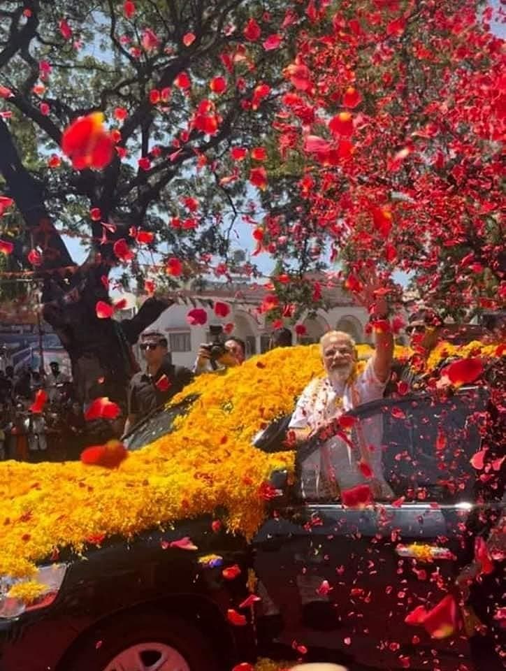 ಮಂಡ್ಯಕ್ಕೆ ಆಗಮಿಸಿದ ಪ್ರಧಾನಿ ನರೇಂದ್ರ ಮೋದಿ ಭರ್ಜರಿ ರೋಡ್ ಶೋ ನಡೆಸಿದರು.