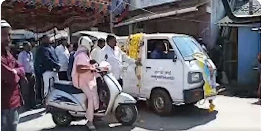 ಚಿಕ್ಕಮಗಳೂರು: ಶವ ಸಾಗಣೆ ವಾಹನ ಅವ್ಯವಸ್ಥೆ, ಬಿಜೆಪಿ ವಿರುದ್ಧ ಜೆಡಿಎಸ್ ಆಕ್ರೋಶ