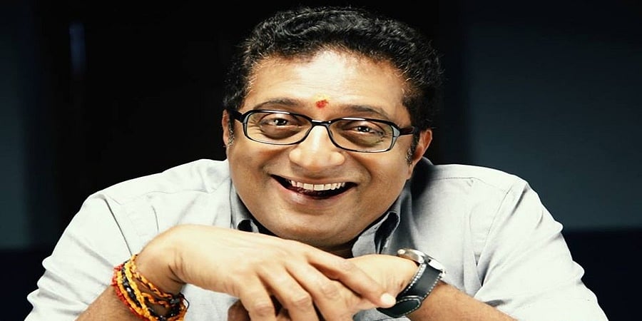 'RRR ಬ್ಯಾನ್ ಮಾಡಿ ಅಂದಿದ್ದ ವಿಸ್ವ ಗುರುವಿನ ಶಿಷ್ಯರು ಎಲ್ ಮಕ್ಕಾಡೆ ಮಲ್ಕೊಂಡವ್ರೆ ನೋಡ್ರಾಪ್ಪಾ': ಪ್ರಕಾಶ್ ರಾಜ್ ಲೇವಡಿ
