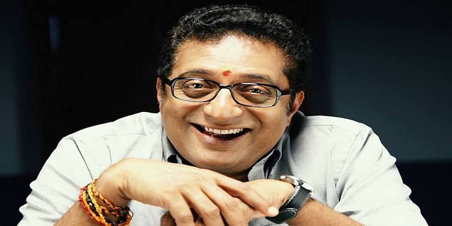 'RRR ಬ್ಯಾನ್ ಮಾಡಿ ಅಂದಿದ್ದ ವಿಸ್ವ ಗುರುವಿನ ಶಿಷ್ಯರು ಎಲ್ ಮಕ್ಕಾಡೆ ಮಲ್ಕೊಂಡವ್ರೆ ನೋಡ್ರಾಪ್ಪಾ': ಪ್ರಕಾಶ್ ರಾಜ್ ಲೇವಡಿ