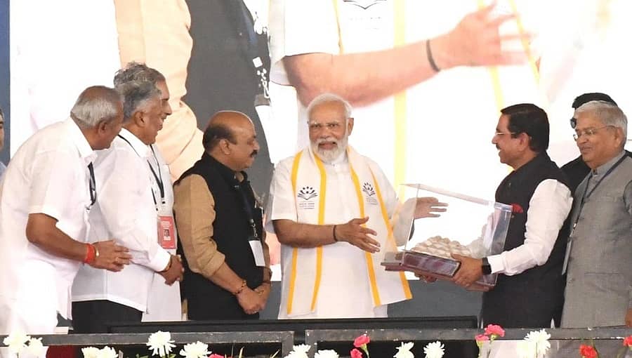 ನನ್ನ ಆರೋಗ್ಯದ ಕಾಳಜಿ ಮಾಡಲೆಂದೇ ಮಿತ್ರ ಪ್ರಹ್ಲಾದ ಜೋಶಿ, ಗಾಜಿನ ಪೆಟ್ಟಿಗೆಯಲ್ಲಿ ಪೇಡಾ ಇಟ್ಟು ಕೊಟ್ಟಿದ್ದಾರೆ: ಮೋದಿ