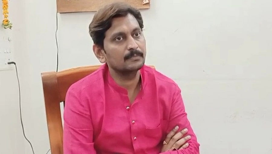 ಬಿಜೆಪಿಯಲ್ಲಿ ಅಸಮಾಧಾನದ ಜ್ವಾಲಾಮುಖಿ ಸ್ಫೋಟ: ಜಾರಕಿಹೊಳಿ ಗೋಕಾಕ್ ಕ್ಷೇತ್ರವನ್ನ ಕುಮಟಳ್ಳಿಗೆ ಬಿಟ್ಟುಕೊಡ್ಲಿ- ಸವದಿ ಪುತ್ರ