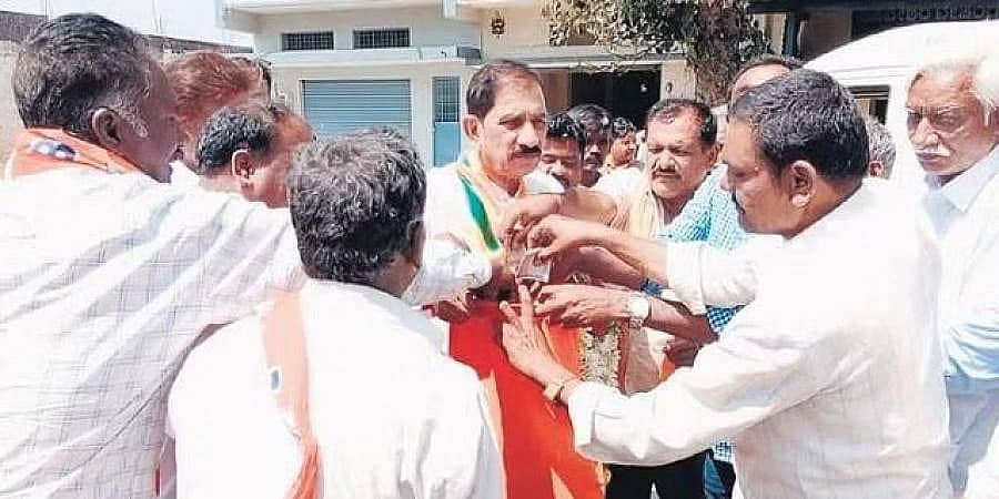ತುಮಕೂರಿನಲ್ಲಿ 'ಓಟು-ನೋಟು' ರಾಜಕೀಯ; ಮತದಾರರ ಓಲೈಕೆಗೆ ಜೋಳಿಗೆ ಹಿಡಿದು ಹೊರಟ ಸೊಗಡು ಶಿವಣ್ಣ