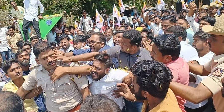 ಸಿಂಧನೂರಿನಲ್ಲಿ ಜೆಡಿಎಸ್ ಕಾರ್ಯಕರ್ತರು- ಪೊಲೀಸರ ನಡುವೆ ವಾಗ್ವಾದ, ಪಿಎಸ್ಐ ಮೇಲೆ ಹಲ್ಲೆಗೆ ಯತ್ನ
