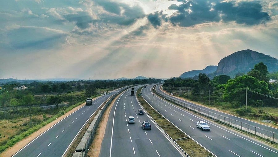 ಬೆಂಗಳೂರು-ಮೈಸೂರು ಎಕ್ಸ್ಪ್ರೆಸ್ವೇನಲ್ಲಿ ಕೆಟ್ಟು ನಿಂತ ಕಾರು: ಚಾಕು ತೋರಿಸಿ ದಂಪತಿ ದರೋಡೆ; ಪ್ರಯಾಣಿಕರ ಸುರಕ್ಷತೆ ಬಗ್ಗೆ ಎದ್ದಿದೆ ಪ್ರಶ್ನೆ?