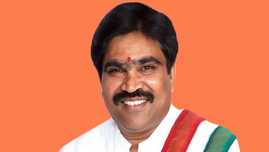 ಎಂಎಲ್ಸಿ ಆರ್.ಶಂಕರ್ ಮನೆ ಮೇಲೆ ವಾಣಿಜ್ಯ ತೆರಿಗೆ ಅಧಿಕಾರಿಗಳ ದಾಳಿ: ಸಾರ್ವಜನಿಕರಿಗೆ ಹಂಚಲು ತಂದಿದ್ದ ಸೀರೆ, ಸ್ಕೂಲ್ ಬ್ಯಾಗ್ ಜಪ್ತಿ