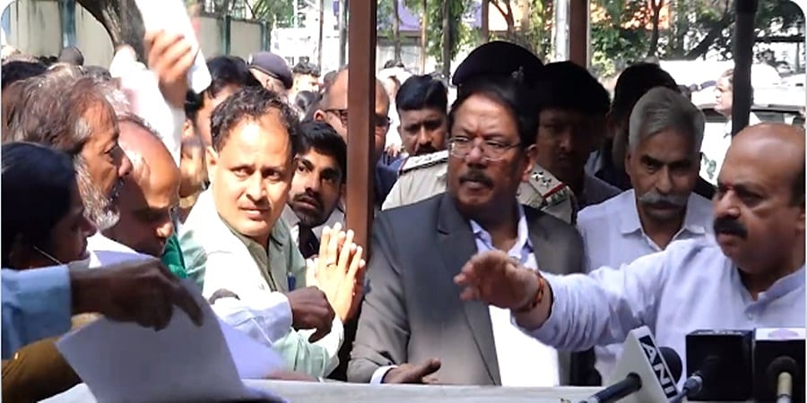 ಮಹಿಳೆಯ ಅಳಲಿಗೆ ಸ್ಪಂದಿಸದ, ಕಾಮನ್ ಸೆನ್ಸ್ ಇಲ್ಲದ ಸಿಎಂ ಬೊಮ್ಮಾಯಿ- ಕಾಂಗ್ರೆಸ್ ಟೀಕೆ