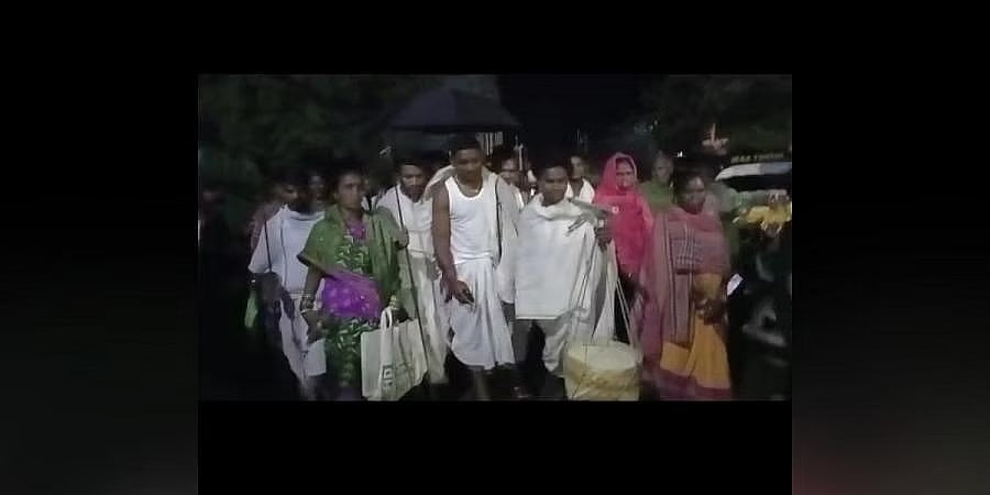 ಒಡಿಶಾದಲ್ಲಿ ಚಾಲಕರ ಮುಷ್ಕರ: ವಿಚಲಿತನಾಗದ ವರ; ರಾತ್ರಿಯಿಡೀ ನಡೆದು ಕ್ರಮಿಸಿದ 28 ಕಿ.ಮೀ ದೂರ!