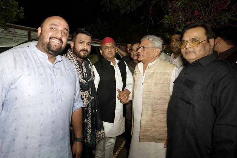 ಸಿಪಿಐ(ಎಂ) ಪಕ್ಷದ ಹಿರಿಯ ಮುಖಂಡ ಸೀತಾರಾಮ್ ಯೆಚೂರಿ ನವದಂಪತಿಗೆ ಶುಭ ಕೋರಿದರು