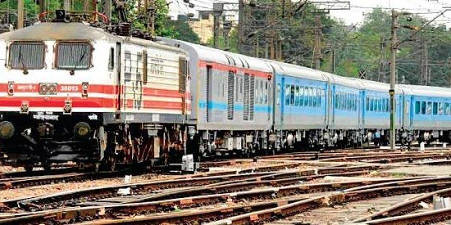ಜಾರ್ಖಂಡ್‌: ರೈಲ್ವೆ ಹಳಿ ದಾಟುವಾಗ ರಾಜಧಾನಿ ಎಕ್ಸ್‌ಪ್ರೆಸ್‌ಗೆ ಸಿಲುಕಿ ಮೂವರು ಸಾವು, ದೇಹದ ಭಾಗಗಳು ಚೆಲ್ಲಾಪಿಲ್ಲಿ