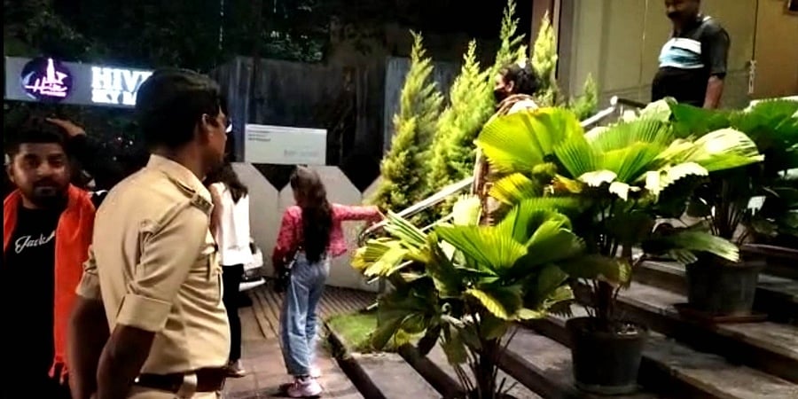 ಶಿವಮೊಗ್ಗ: ತಡರಾತ್ರಿ ಮಹಿಳೆಯರ ಪಾರ್ಟಿ ತಡೆದ ಭಜರಂಗದಳ ಕಾರ್ಯಕರ್ತರು