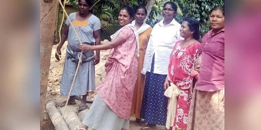 ಕೇರಳ: ಕುಡಿಯುವ ನೀರಿಗಾಗಿ ಬಾವಿ ತೋಡಲು ಸ್ನೇಹಿತೆಗೆ ಸಹಾಯ ಮಾಡಿದ 7 ಮಹಿಳೆಯರು!