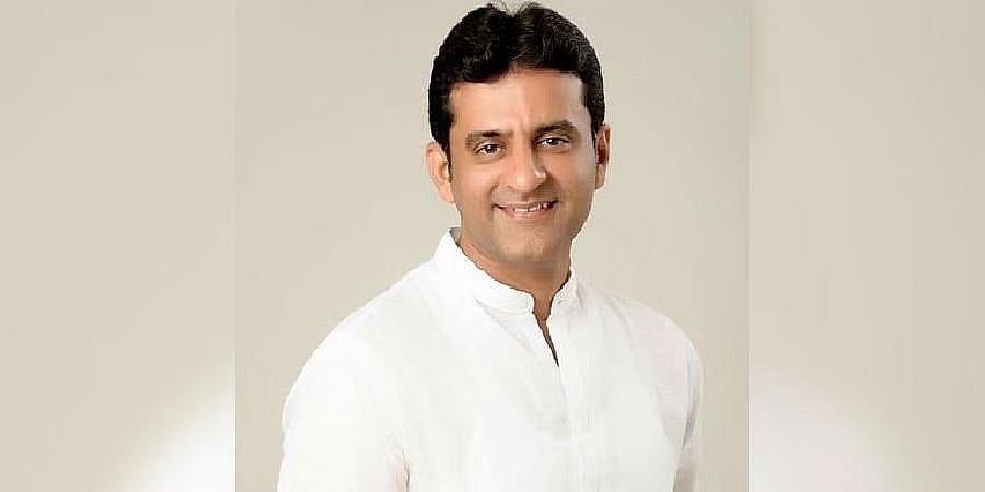 ಶಿವಾಜಿನಗರ: ಶಾಸಕ ರಿಜ್ವಾನ್ ಅರ್ಷದ್ ಪ್ರತಿಕೃತಿಗೆ ಚಪ್ಪಲಿಯಿಂದ ಹೊಡೆದು, ಬೆಂಕಿ ಹಚ್ಚಿದ ಮಹಿಳೆಯರು!
