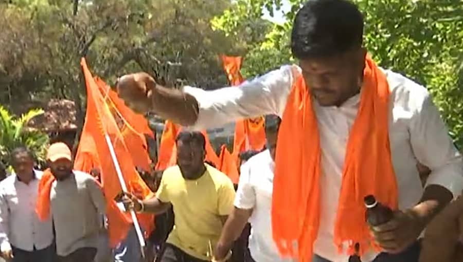 ಆಜಾನ್ ವಿವಾದ: ಡಿಸಿ ಕಚೇರಿಗೆ ಬಜರಂಗದಳ, ವಿಎಚ್‌ಪಿ ಕಾರ್ಯಕರ್ತರಿಂದ ಗೋಮೂತ್ರ ಸಿಂಪಡಣೆ