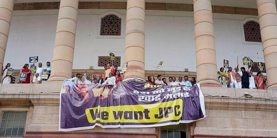 ಅದಾನಿ ಗ್ರೂಪ್ ಮೇಲಿನ ಆರೋಪಗಳ ಬಗ್ಗೆ ಜಂಟಿ ಸಂಸದೀಯ ಸಮಿತಿ ತನಿಖೆಗೆ ಒತ್ತಾಯಿಸಿ ಸಂಸತ್ ಭವನದಲ್ಲಿ ವಿರೋಧ ಪಕ್ಷ ನಾಯಕರ ಪ್ರತಿಭಟನೆ