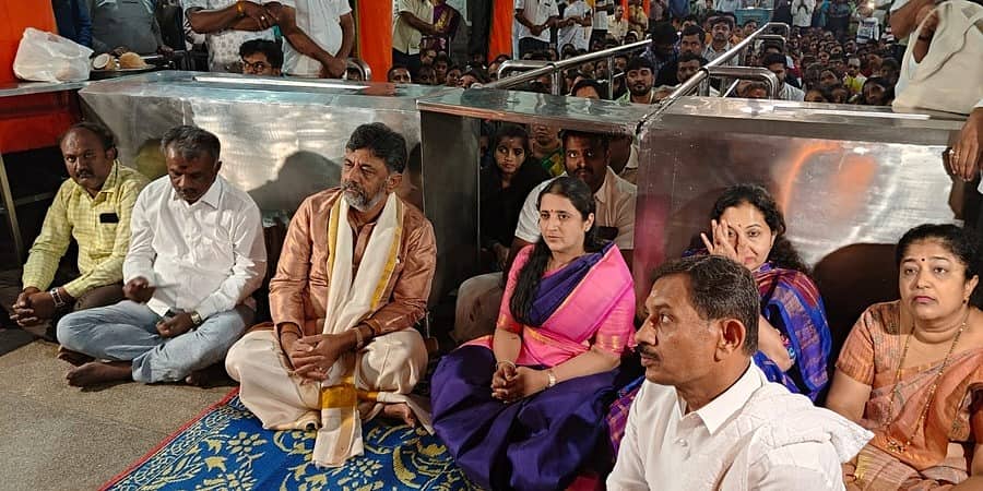 ಸಿದ್ದರಾಮಯ್ಯನವರು ಎಲ್ಲಿ ಬೇಕಾದ್ರೂ ಸ್ಪರ್ಧಿಸಿ ಗೆದ್ದುಬರುವಂತೆ ರಾಹುಲ್ ಗಾಂಧಿ ಹೇಳಿದ್ದಾರೆ: ಡಿ ಕೆ ಶಿವಕುಮಾರ್