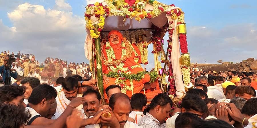 ಜೈನ ಸಂಪ್ರದಾಯ, ಸರ್ಕಾರಿ ಗೌರವಗಳೊಂದಿಗೆ ಚಾರುಕೀರ್ತಿ ಭಟ್ಟಾರಕ ಸ್ವಾಮೀಜಿ ಅಂತ್ಯಕ್ರಿಯೆ