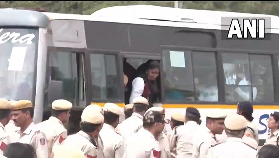 ಅದಾನಿ ಗ್ರೂಪ್‌ ವಿರುದ್ಧ ಜೆಪಿಸಿ ತನಿಖೆಗೆ ಆಗ್ರಹ: ರಾಷ್ಟ್ರಪತಿ ಭವನಕ್ಕೆ ಪ್ರತಿಪಕ್ಷಗಳ ಮೆರವಣಿಗೆ, ಹಲವು ನಾಯಕರು ಪೊಲೀಸರ ವಶಕ್ಕೆ