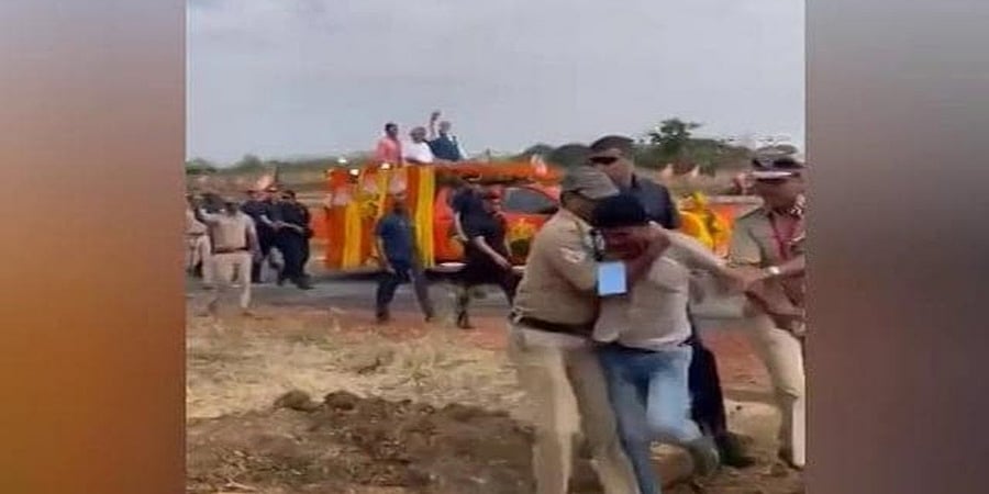 ದಾವಣಗೆರೆ: ಪ್ರಧಾನಿ ಮೋದಿ ರೋಡ್ ಶೋ ವೇಳೆ ಭದ್ರತಾ ಲೋಪ! ವಿಡಿಯೋ